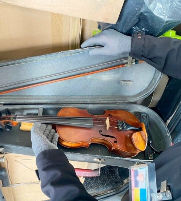 Прикордонники Одещини не дали вивезти за кордон скрипку Страдіварі