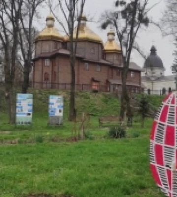 Центральну частину Острога прикрасили великодніми декораціями. ФОТО