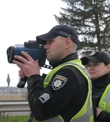 У Луцькому районі патрульні допомогли «шумахеру» довезти вагітну жінку до пологового (відео)