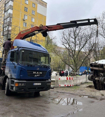 У Дніпрі на Янтарній «Газель» посеред двору провалилася в каналізаційні стоки