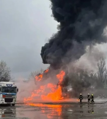У Дніпрі на вулиці Береговій зайнявся бензовоз