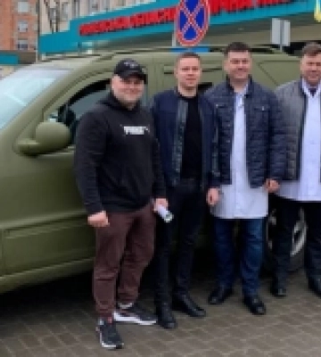 Медики Рівненської обласної лікарні передали перше авто для ЗСУ