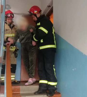 Старенька костопільчанка впала у квартирі й не могла піднятися