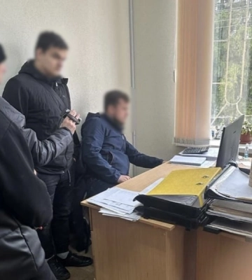 В Полтаві комунальник брав хабарі з підприємця, який організовував похорони військових. ФОТО