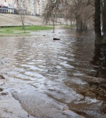 Киев идет под воду: фоторепортаж затопленной набережной в столице