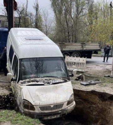 У Дніпрі &quot;Газель&quot; провалилася у каналізаційні стоки