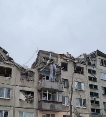 Оккупанты ударили по жилым кварталам в Славянске, разрушен многоэтажный дом