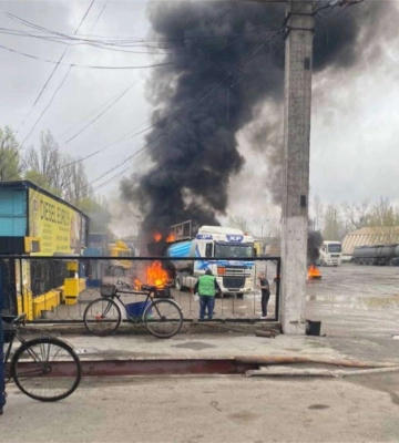 У Дніпрі загорілася вантажівка з дизельним паливом (ФОТО)