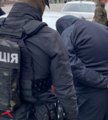 У Києві правоохоронці викрили двох осіб, які допомагали чоловікам призовного віку виїхати за кордон