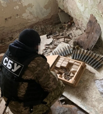 Десятки снарядів, гранатомети та набої: СБУ знайшла схрони російської зброї (ФОТО)