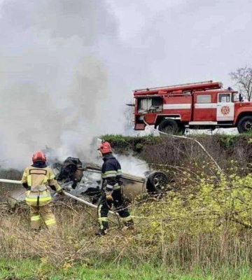 У Новомосковському районі автомобіль злетів у кювет: є постраждалі