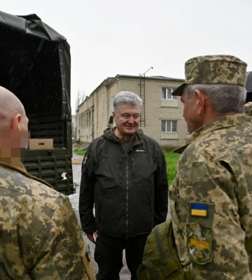 Порошенко привіз техніку артилеристам, потопившим російський крейсер &quot;Москва&quot;