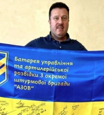 Депутат Антон Яценко сфотографировался с флагом и вызвал возмущение военных: "Хитров***ный пророссийский черт" Депутат Антон Яценко сфотографировался с флагом и вызвал возмущение военных: "Хитров***ный пророссийский черт"