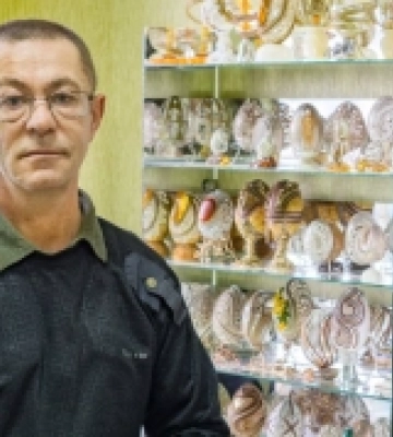 Вінок-оберіг для України: волинський майстер створив новий витвір з яєчної шкаралупи та бурштину. ФОТО