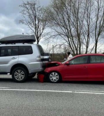 Поблизу Дубна - автопригода з позашляховиком та легковиком