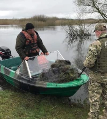 На півночі Рівненщини прикордонники знайшли на річці сотні метрів браконьєрських сіток