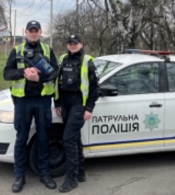 Волинські патрульні супроводили авто з жінкою, у якої почалися перейми, до пологового будинку. ВІДЕО
