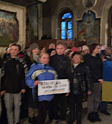 Под храмом УПЦ МП в Хмельницком собрались люди: произошли стычки