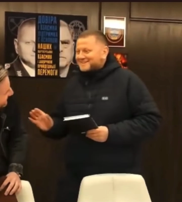 Як радів Залужний, отримавши в подарунок книгу від Жадана (відео)