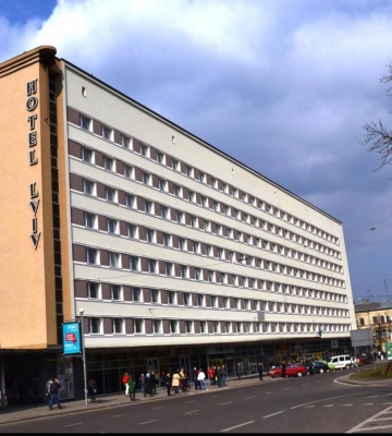 У Львові з вікна готелю у центрі міста випала жінка