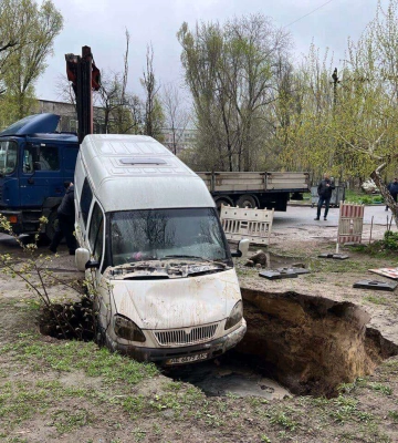 У Дніпрі «Газель» провалилася в яму через неправильне паркування: фото