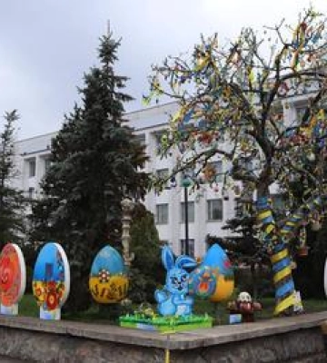 У Зінькові прикрасили великоднє дерево та встановили святкову інсталяцію