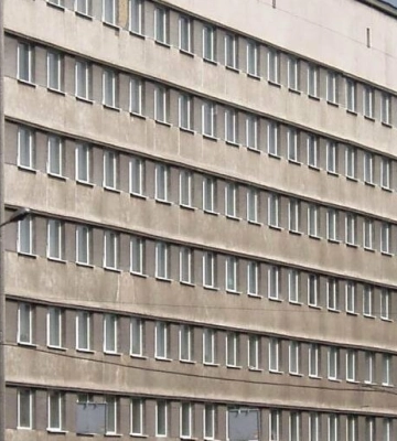 У Львові з вікна готелю у центрі міста випала жінка