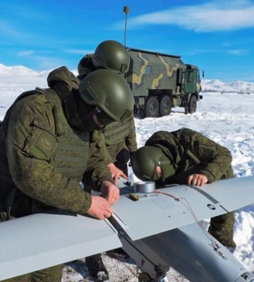Окупанти атакували дронами поліцейські автомобілі в Херсонській області: є поранені