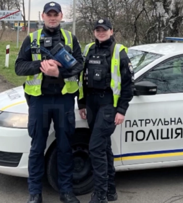 Волинські патрульні супроводили авто з жінкою, у якої почалися перейми, до пологового будинку. ВІДЕО