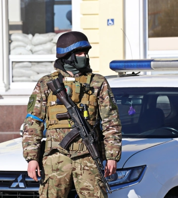 Окупанти атакували дронами поліцейські автомобілі в Херсонській області: є поранені