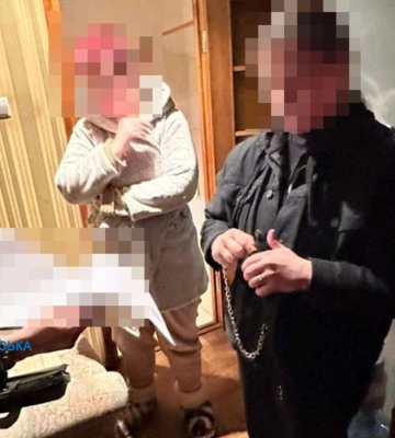 У Дніпрі робітниці банку крали картки у мешканців окупованих територій