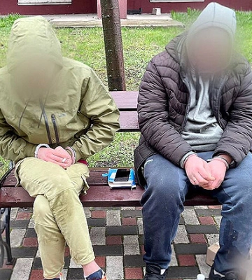 Поліцейські викрили схему розповсюдження наркотиків у посилках з одягом
