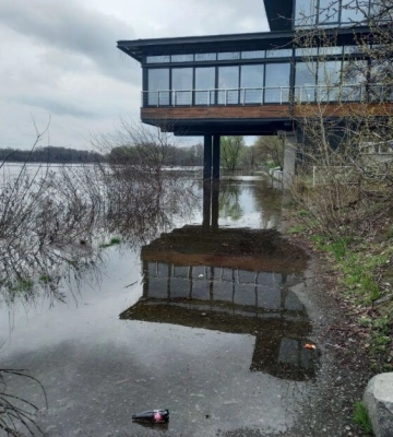 Київ поринув у воду: набережні та парки затопило, у чому справа