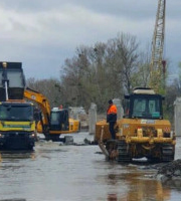На Київщині тривають роботи з укріплення насипу біля Іванкова та ліквідації наслідків підтоплення в Погребах (фото, відео)