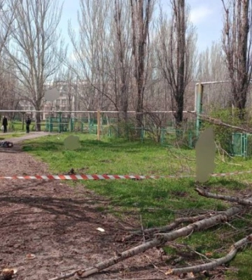 Російські військові обстріляли один з парків Херсона: поранений чоловік