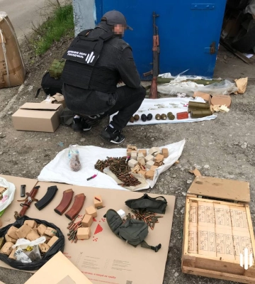 У Запоріжжі правоохоронця викрили на незаконному обігу зброї та боєприпасів (ВІДЕО)