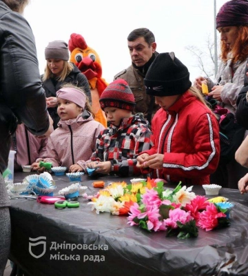 Дніпро святкує Великдень: у парку Зелений Гай влаштували ярмарок на підтримку ЗСУ