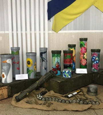 &quot;Дизайн Перемоги&quot;. У Кривому Розі відкрилася виставка розписаних воєнних артефактів