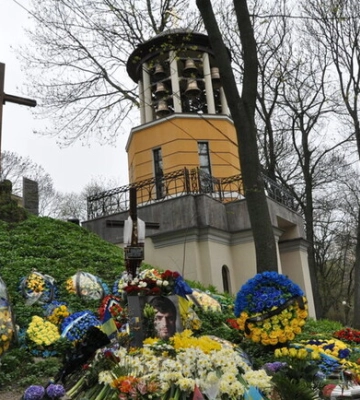 На згадку про загиблого героя України Да Вінчі зібралися люди на Аскольдовій могилі