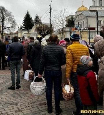 Кілометрові черги в центрі: як у Луцьку освячували великодні страви 