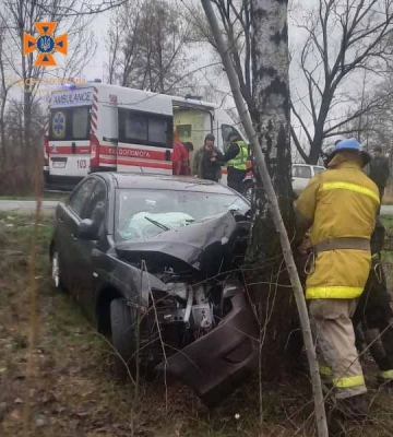 На Київщині легковик вилетів з дороги точнісінько у дерево: водія діставали пожежні (ФОТО)