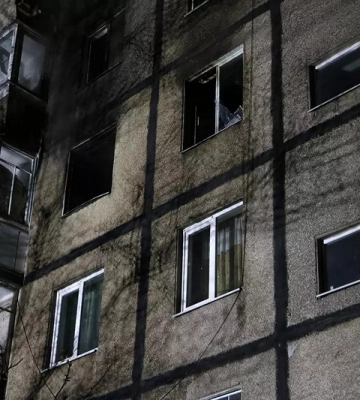 У Дніпрі бійці ДСНС під час ліквідації пожежі врятували чоловіка та кота (ФОТО)