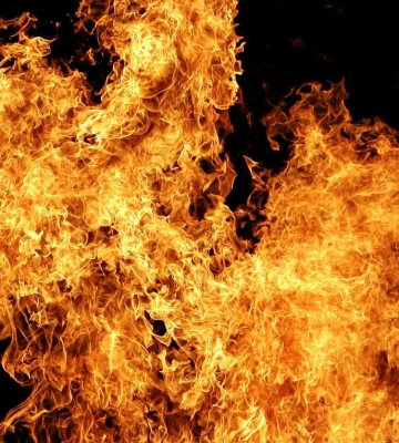 У Криворізькому районі пожежники витягли жінку з палаючого будинку