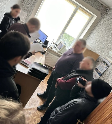 Вимагав хабарі за поховання військових: Викрито посадовця Полтавської ради (ФОТО)