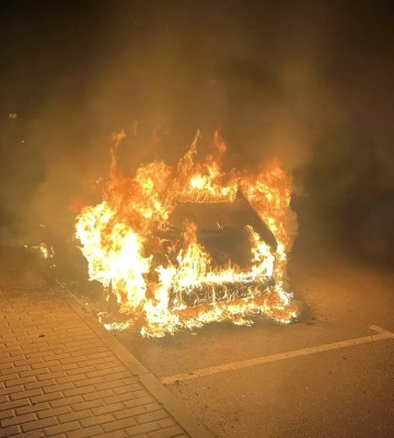 У Дніпрі на Донецькому шосе спалахнуло авто