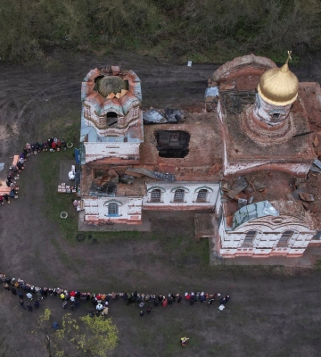У селі Лукашівка на Чернігівщині святили паски у церкві, зруйнованій війною