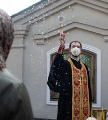 У Києві люди вишикувалися у гігантські &quot;великодні&quot; черги до храмів: фото та відео
