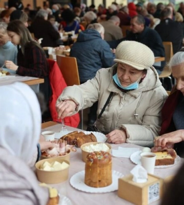 200 мешканців Львова сіли за Великодній сніданок за одним столом