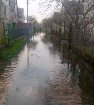Из-за повышения уровня воды в реке подтопило дворы в Днепре и области