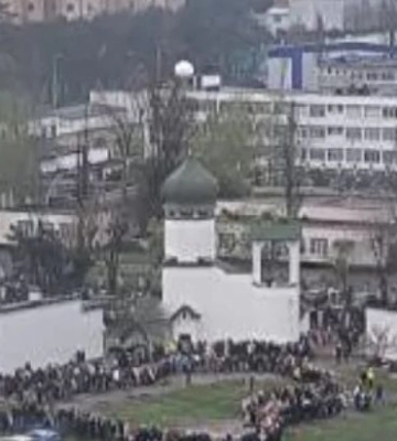 На Пасху в Киеве возле одной из церквей верующие стояли в длинной очереди, чтобы освятить праздничные корзины. Видео